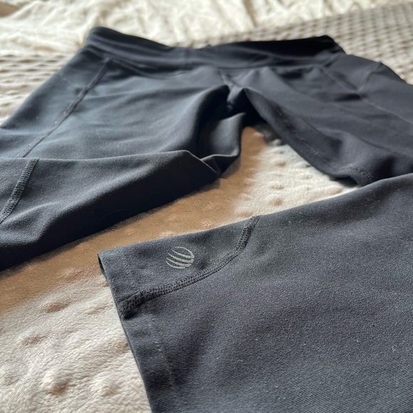 MPG mid-rise capri leggings - Picture 3 of 12